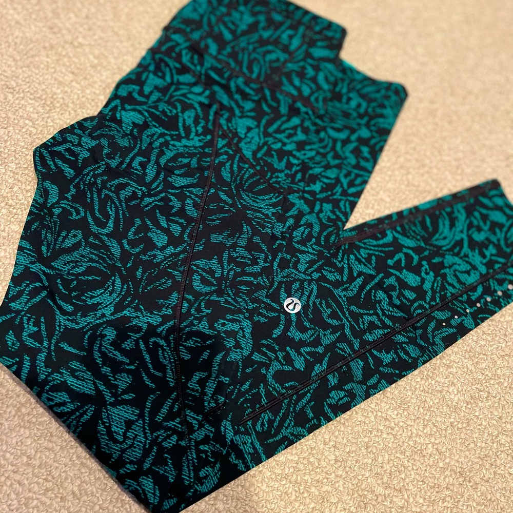 LULULEMON limited-edition, fast and free tights size 4, side pockets